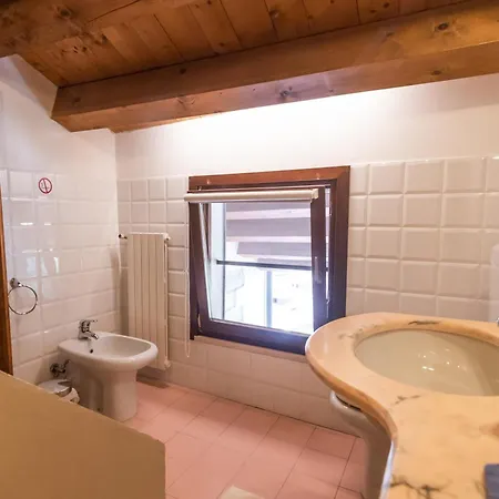 Torre Ca Emo, La Mansarda Dell'ammiraglio Апарт-отель 3*